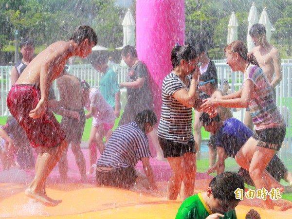 整週高溫炎熱！紫外線易達危險或過量 大台北高溫衝36度以上