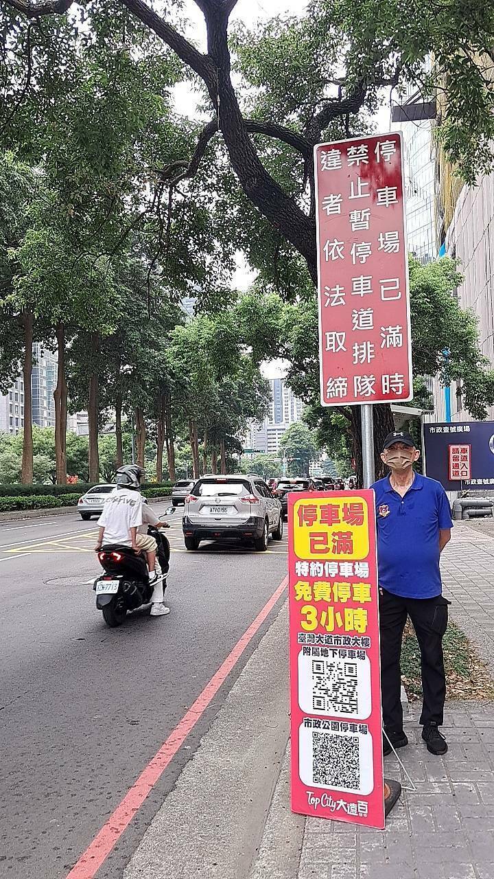 避免百貨公司車潮塞在台灣大道，交通局在台灣大道採斷流措施。（市府提供）