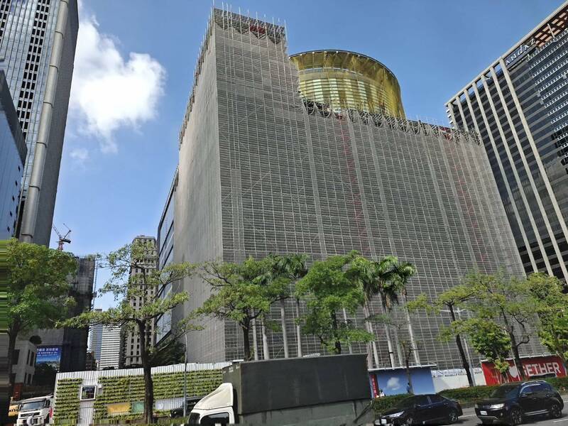 新光三越中港店將復業，附近民眾擔憂逢假日附近車道塞車惡夢又將至。（記者蘇金鳳攝）