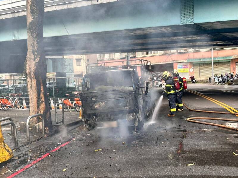 貨車行駛中突然冒煙起火，警消獲報趕抵射水灌救。（記者陸運鋒翻攝）