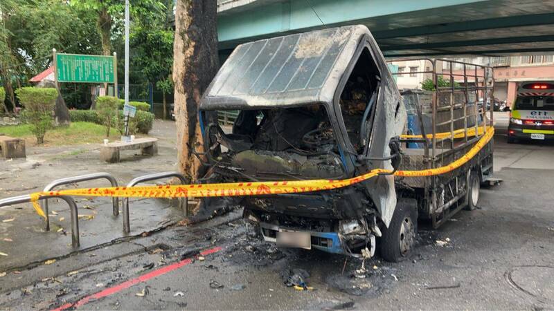 王男駕駛貨車載運香蕉，途中起火燃燒，警消於10分鐘將火勢控制、15分鐘將火勢熄滅，幸無人員傷亡。（記者陸運鋒翻攝）