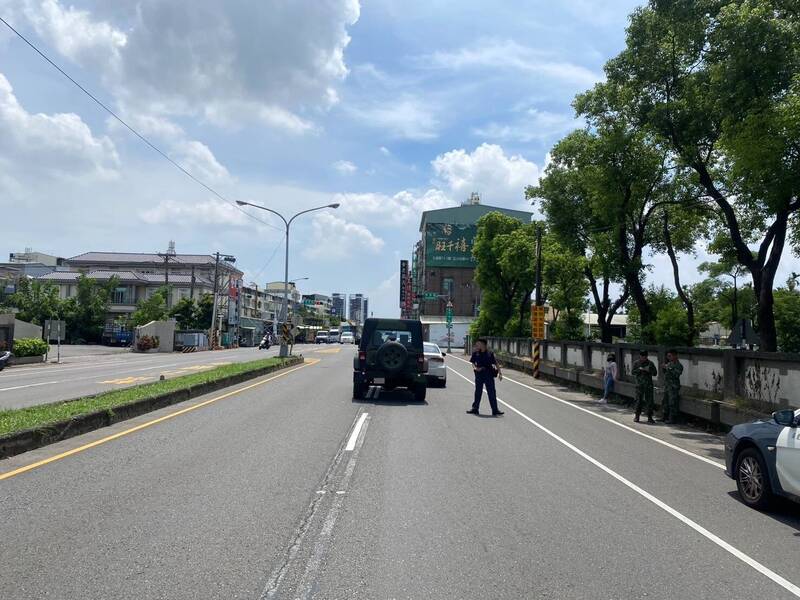 屏東監理站對面軍車不慎追撞小轎車。（屏東警分局提供）