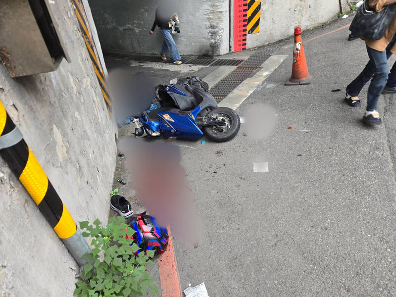 葉姓騎士被撞倒地，頭部出血、四肢擦挫傷。（記者吳昇儒翻攝）