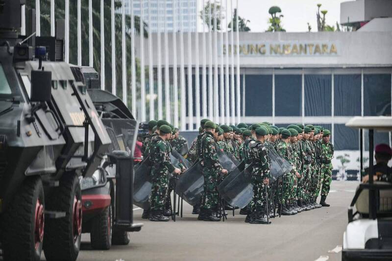 印尼之怒！國會自肥引爆6死衝突 軍隊進駐首都鎮壓