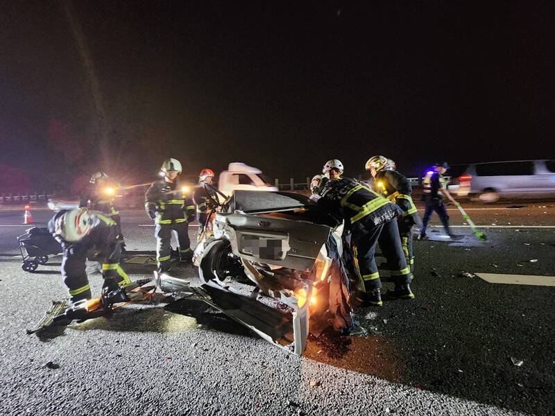 蔡男駕駛轎車停在國道3號北向203.7公里烏日路段的輔助車道遭撞，車體嚴重毀損。（民眾提供）