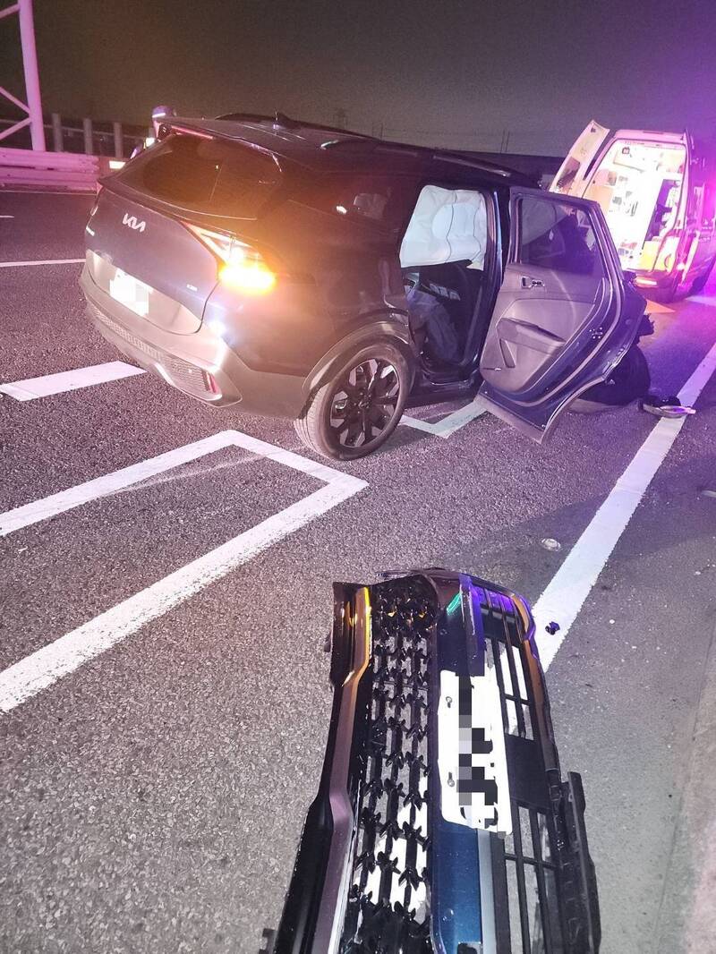 游男追撞蔡男的車，車子也毀損。（民眾提供）