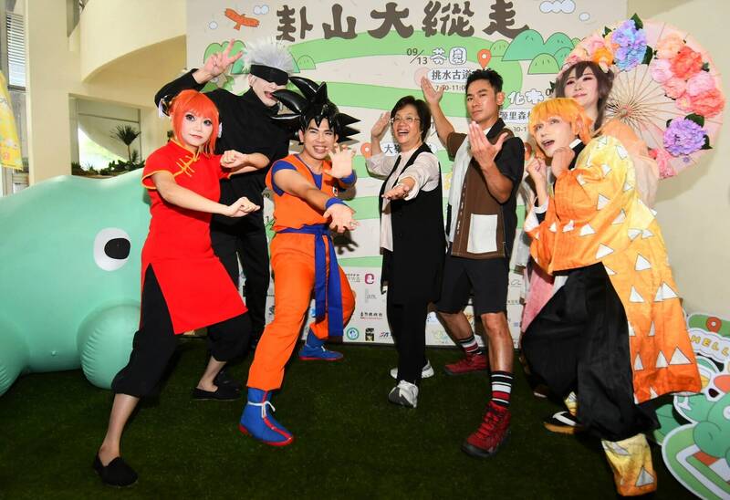 藝人亮哲（右2）成為今年彰化兜兜圈代言人。（彰化縣政府提供）