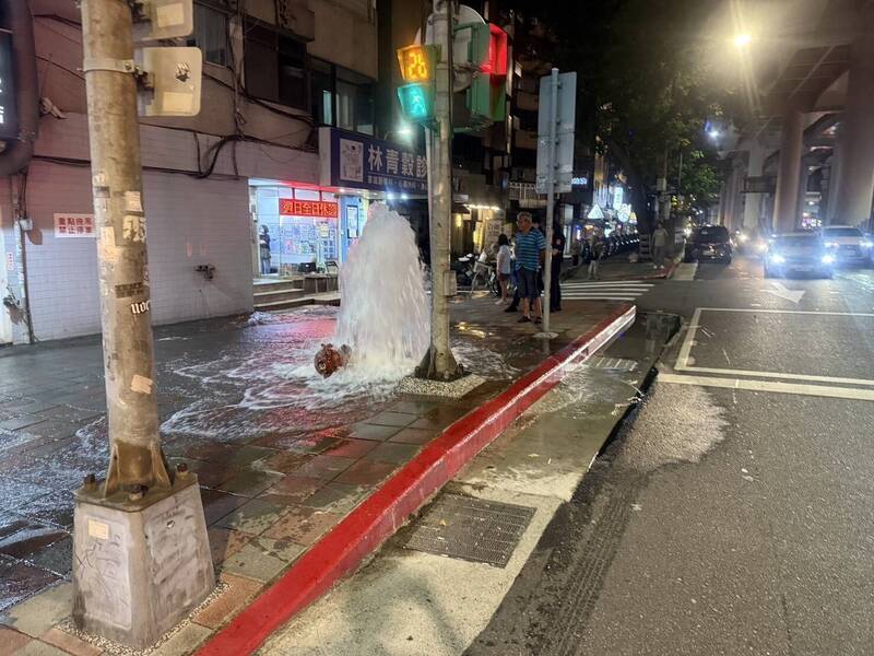 北市吊車撞斷人行道消防栓 猶如小型噴水池