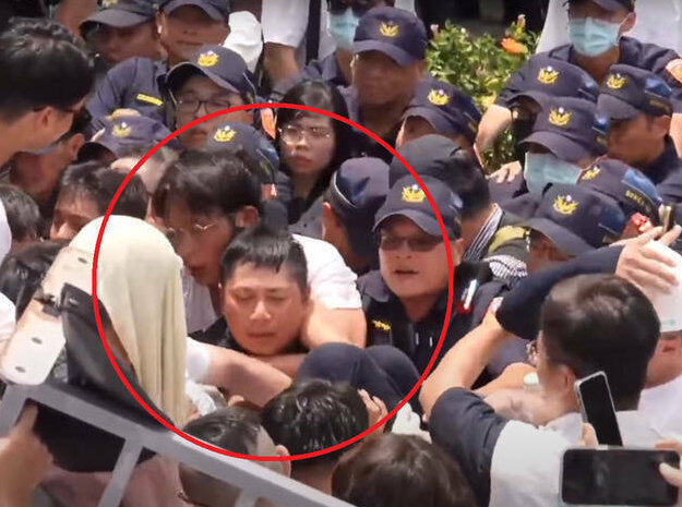 黃國昌勒住警察脖子的畫面在網上瘋傳。（圖擷取自民眾之聲）