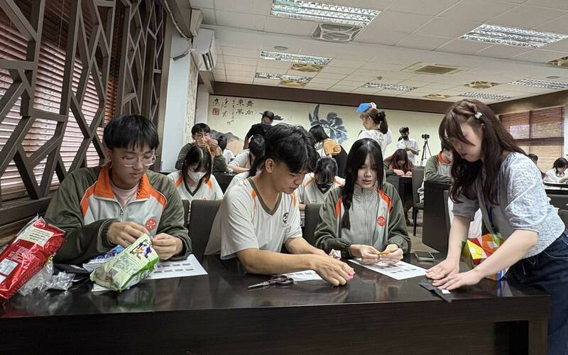 暨大附中迎開學！墨西哥、日本生齊聚 嗨玩摺紙、桌球交流