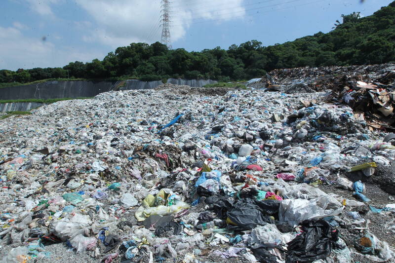 大里掩埋場堆成山 台中綠營議員批盧秀燕把垃圾留在家