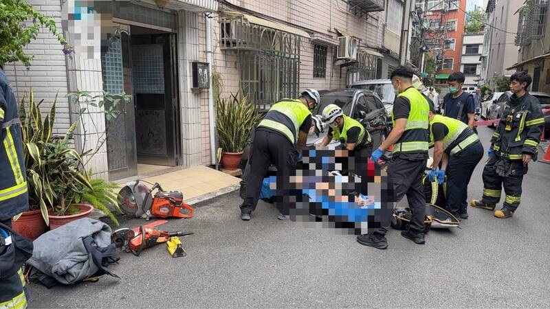 消防人員將婦人送醫。（記者徐聖倫翻攝）