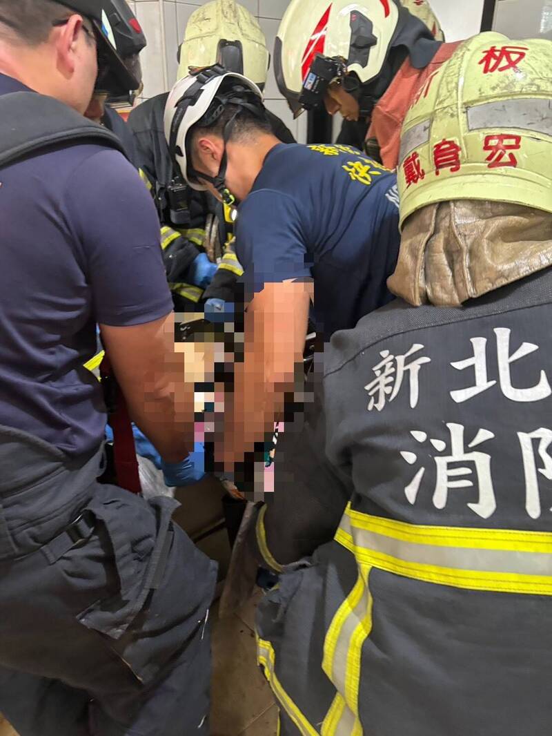 消防人員使用破壞機具助婦人脫困。（記者徐聖倫翻攝）
