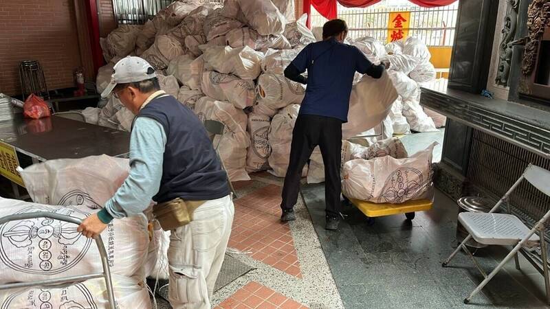 屏縣環保局免費收集各廟宇、社區及公寓大廈等單位的紙錢
集中焚燒。（屏東縣政府提供）