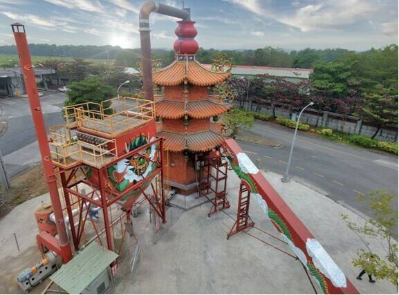 屏縣「金屏安環保金爐」先進防制設備，可有效去除99%以上的空氣污染物。（屏東縣政府提供）

（記者羅欣貞攝）