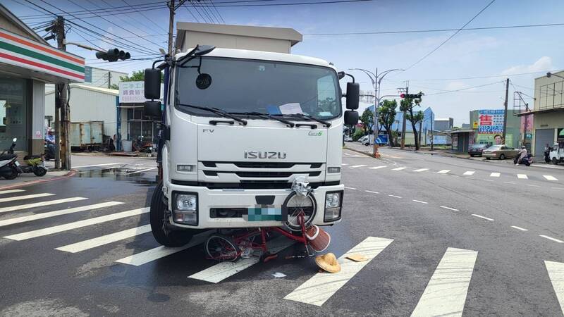 傅姓老翁腳踏車被壓在車底下。（民眾提供）