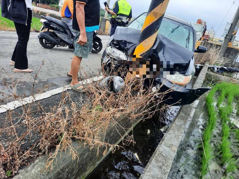 轎車、機車路口碰撞，女騎士噴飛田裡、轎車撞裂電桿。（民眾提供）