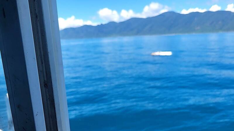 花蓮漁船外海作業時，在石梯港外約3浬的海上發現白色不明大型漂流物。（花蓮縣環保局提供）