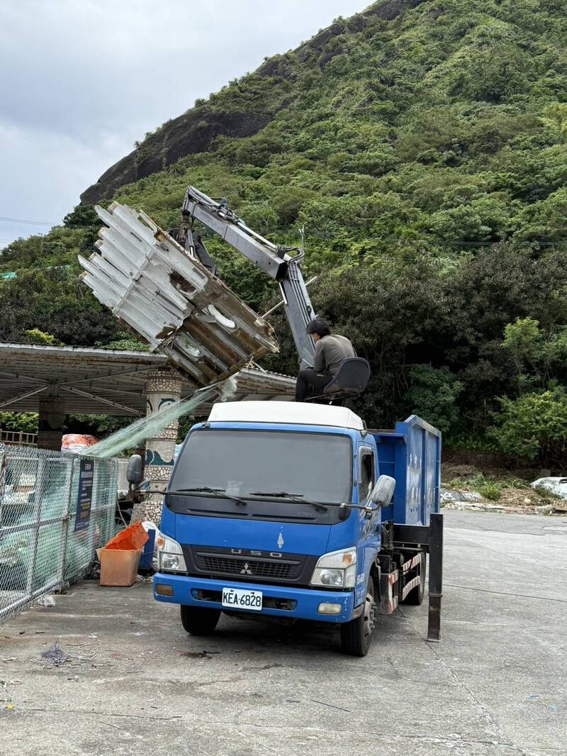 大型海漂物原來是中研院的無人研究船殘骸，已由環保局委託業者清運。（花蓮縣環保局提供）