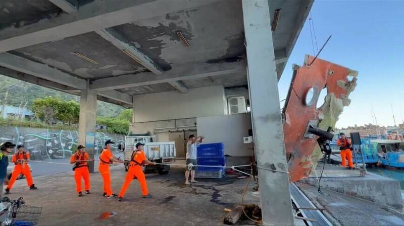 漁船將該廢棄物拖回石梯港，海巡署也到場協助搬運。（花蓮縣環保局提供）