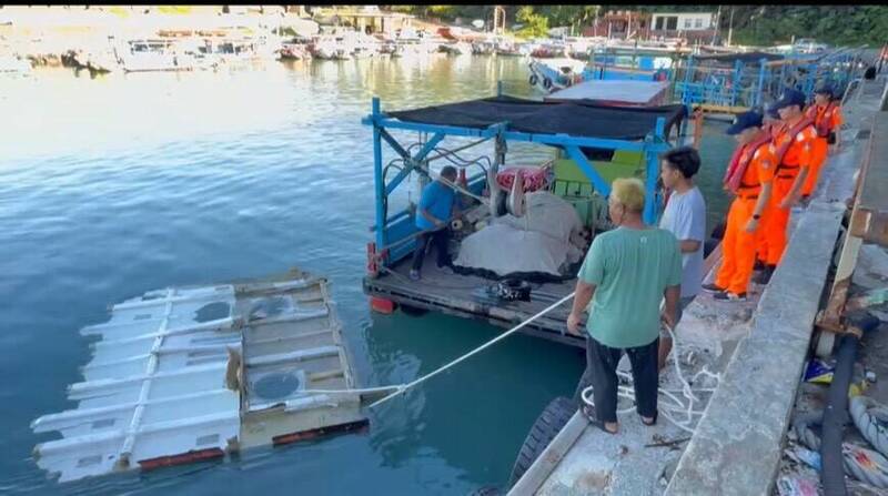 漁船將該廢棄物拖回石梯港。（花蓮縣環保局提供）