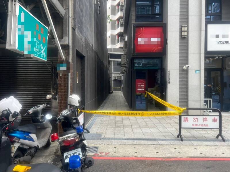 警方將雙十路吳姓老翁墜樓案現場圍起封鎖線。（記者徐聖倫翻攝）