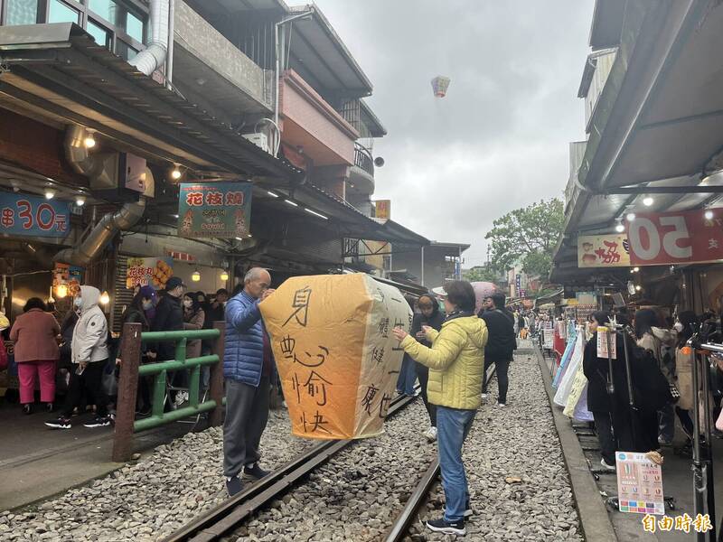 平溪鐵軌放天燈違法挨罰 立委促鐵道局修法兼顧行車安全與觀光需求