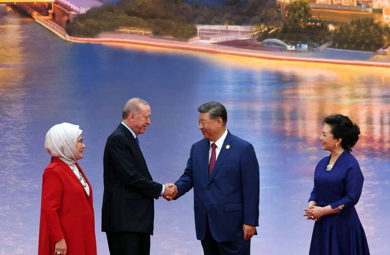 習近平與土耳其總統艾多根（Recep Tayyip Erdogan）握手。（法新社）