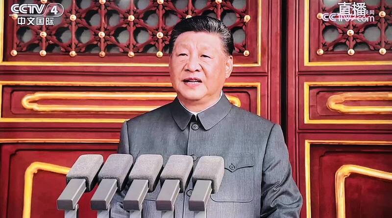 中國今天在北京天安門廣場舉辦九三閱兵，中共總書記習近平發表重要談話，宣稱解放軍要「堅決維護國家主權統一領土完整，為實現中華民族偉大復興提供戰略支撐」。（翻攝直播）