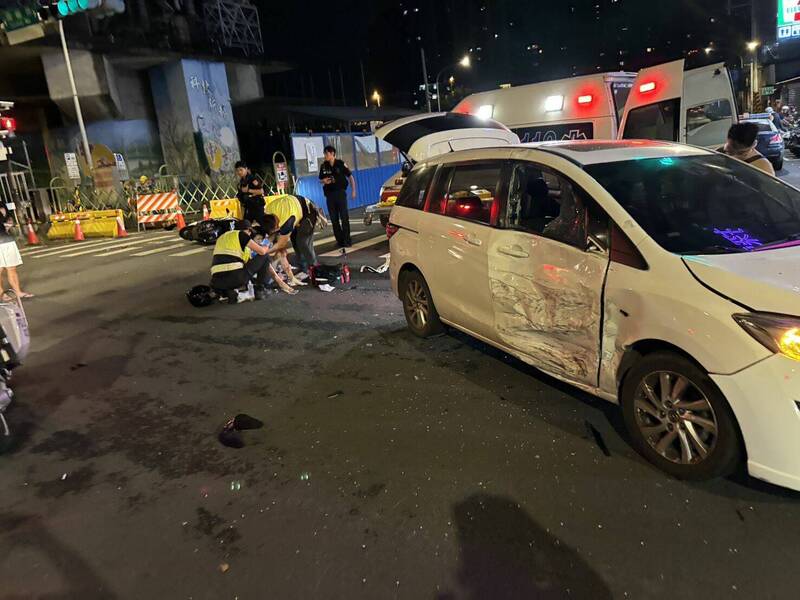 轎車迴轉再左轉撞飛闖紅燈騎士 2人都違規吞罰單