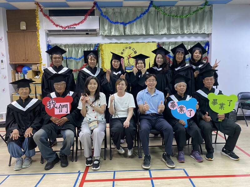 空大澎湖望安專班學員畢業了 展現終身學習精神