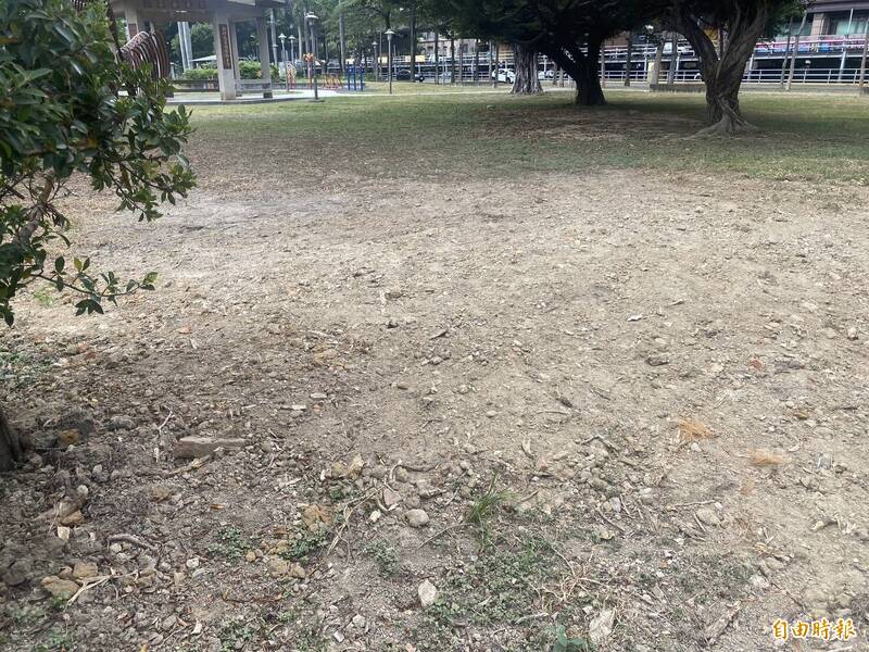 新竹市中央公園成營建土廢棄公園？市議員曾資程酸根本是新竹大秘寶進行式，恐對常去公園的大小朋友造成不便，籲市府能妥善處理。（記者洪美秀攝）