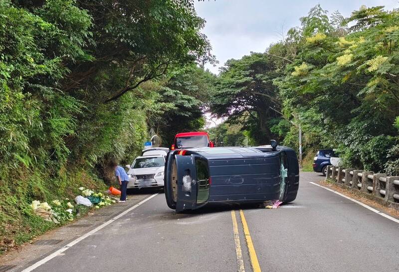 精神不繼開車上路 車輛自撞90度翻覆卡在路中央