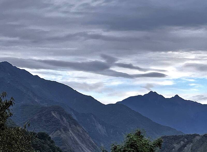 南投雨後奇景 赫見「驚奇四超人」飛越玉山