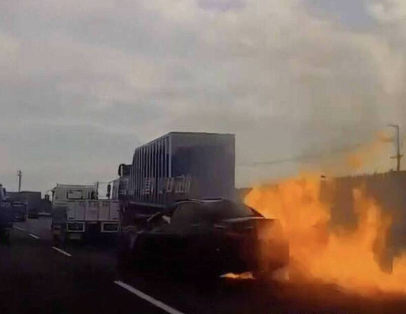 賓士車追撞聯結車後起火燃燒，聯結車駕駛本欲救火但火勢太大而作罷。（資料照）