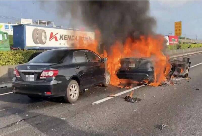 賓士車起火燃燒波及後方轎車，轎車內夫婦驚叫跳車逃命。（資料照）