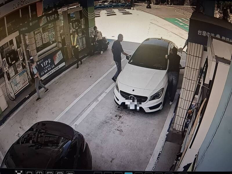 毒販狡猾從不熄火 澎警跟監趁駕車至加油站逮人