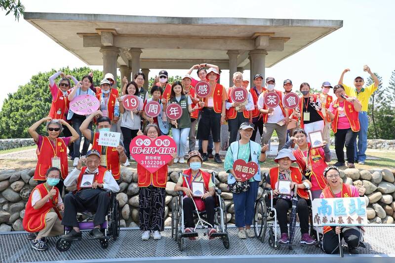 華山25長者登上府城最高峰桂子山 3人坐輪椅登頂