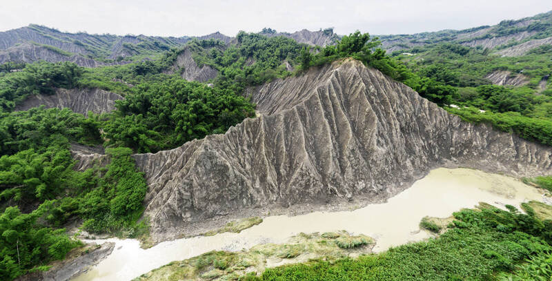 高雄泥岩地質公園「惡地人文」遊程 探索神秘泥火山、體驗宋江陣傳奇