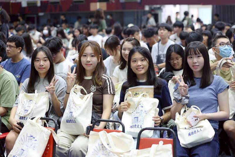 成大新鮮人成長營 校長勉新生：盡情奔跑學習、認識更多朋友