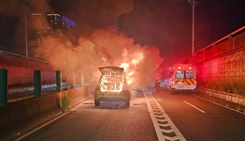 消防人員趕抵時，整輛車已經全面燃燒。（記者陸運鋒翻攝）