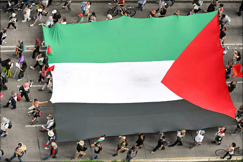 中英對照讀新聞》More than 220 UK MPs urge Starmer to recognise Palestinian state逾220名英國議員力促施凱爾承認巴勒斯坦國