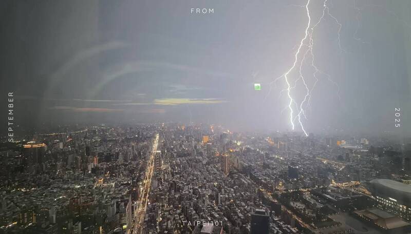 強烈閃電劃破夜空！台北101捕捉驚人瞬間 鄭明典：真是巨大