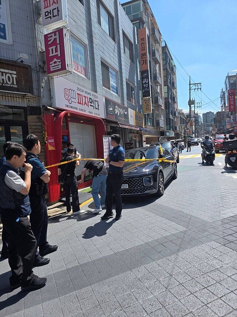 南韓首爾市區今日上午10時57分左右發生一起駭人凶案，一名40多歲男子持刀在餐廳內攻擊，造成3名人傷重緊急送院仍不治。（圖擷自「@Fire_Good_boy」X）