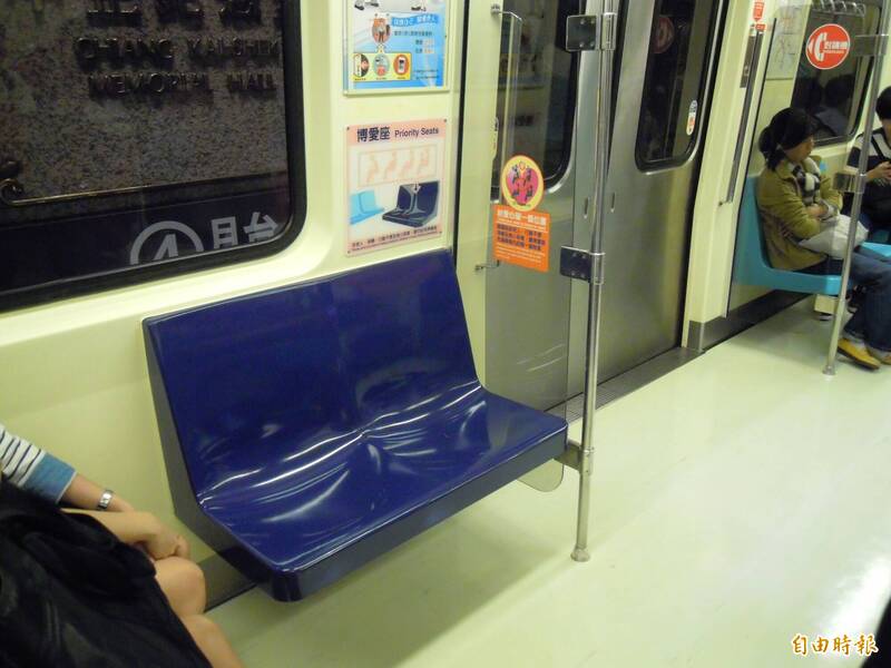搭捷運遭情勒讓座! 他淡定出示「身分證」結局笑翻眾人
