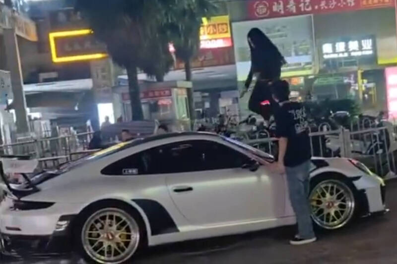 貴陽女子爬上保時捷「猛踹擋風玻璃」網驚：跑車竟是租來的