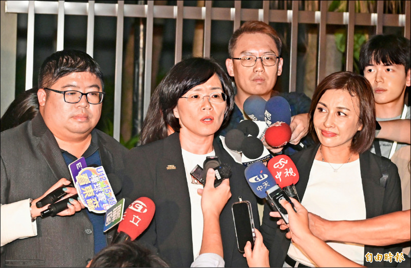 賴清德總統昨與民進黨立委餐敘，會後蔡易餘（左起、蘇巧慧、邱議瑩轉述餐會內容。（記者王藝菘攝）
