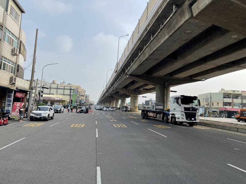 台中市梧棲區文昌路與港埠路口發生大貨曳引車撞機車車禍，機車騎士當場死亡。（民眾提供）