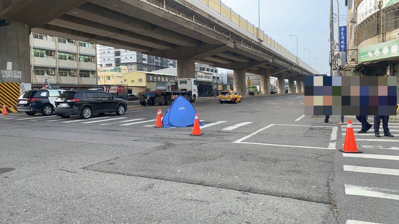 台中市梧棲區文昌路與港埠路口發生車禍，機車騎士當場死亡。（民眾提供）