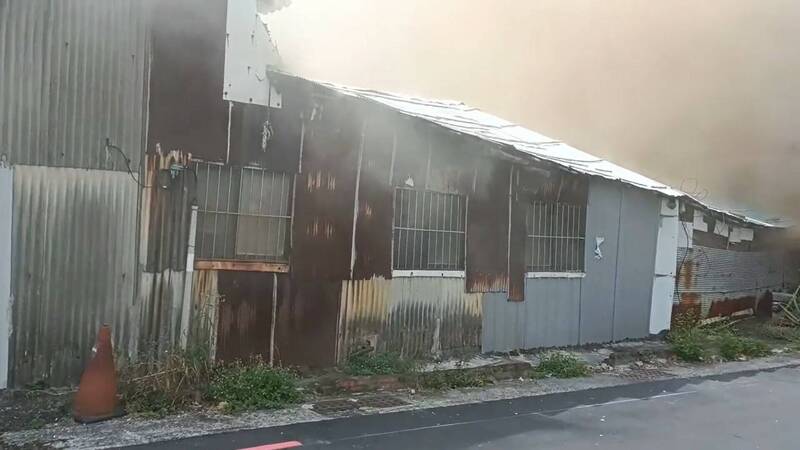 疑電表開關釀災 台南鐵皮屋悶燒及時撲滅